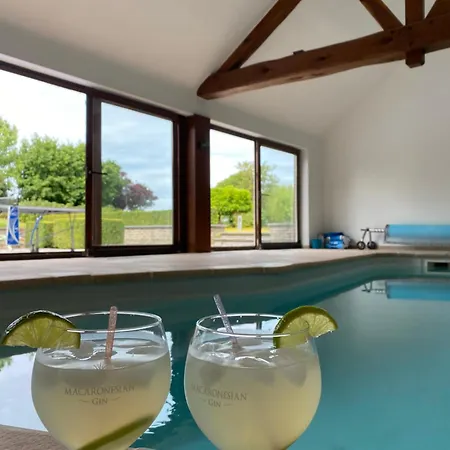 La Cle Des Champs Bed & Breakfast *